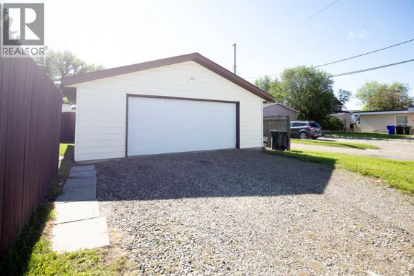 Living room - 4833 49 Street, Olds, AB T4H1E3 Photo 5