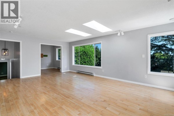 Office - 4833 Maplegrove St, Saanich, BC V8Y3B9 Photo 3