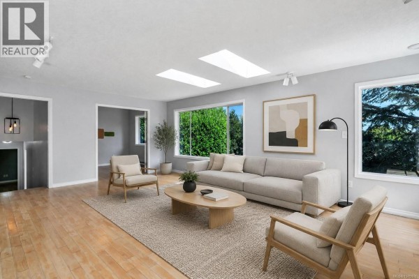 Living room/Dining room - 4833 Maplegrove St, Saanich, BC V8Y3B9 Photo 4