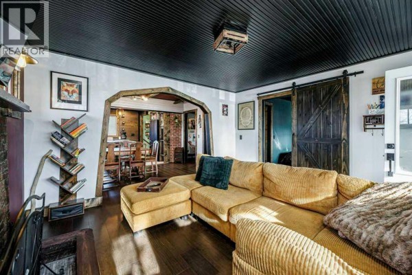 Living room - 4836 49 Street, Innisfail, AB T4G1N2 Photo 5