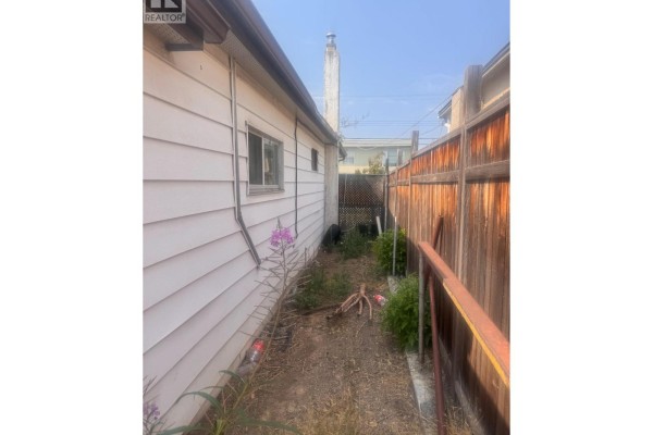 Laundry room - 484 Alexander Avenue, Penticton, BC V2A1E5 Photo 2