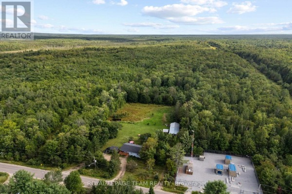 Family room - 484 Wylie Road, Laurentian Hills, ON K0J1P0 Photo 4