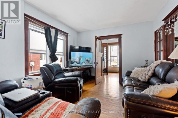 Foyer - 4842 Fourth Avenue, Niagara Falls, ON L2E4P1 Photo 4
