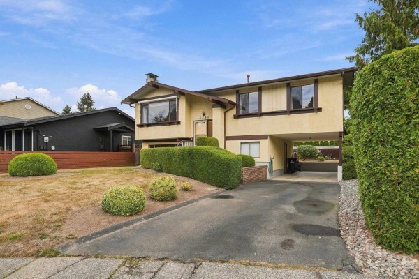 4846 207a Street, Langley, BC V3A6V9 Photo 2