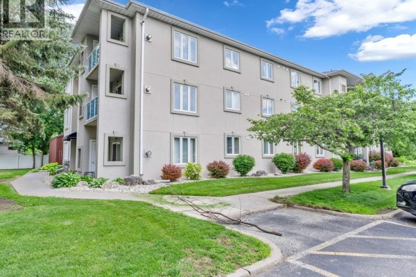 Living room/Fireplace - 4850 Grand Boulevard Unit# 202, Windsor, ON N8T3K5 Photo 4