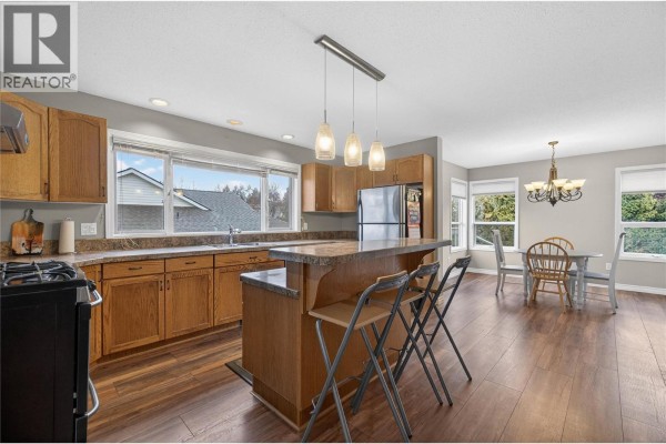 Full bathroom - 4851 13 Street Ne, Salmon Arm, BC V1E3P1 Photo 5