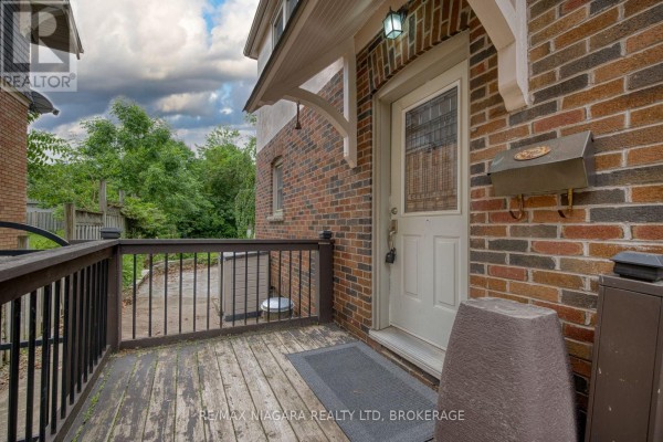 Kitchen - 4864 Simcoe Street, Niagara Falls, ON L2E1V9 Photo 2