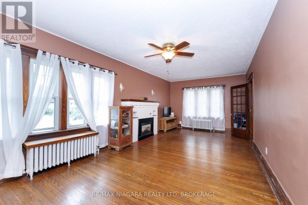 Foyer - 4864 Simcoe Street, Niagara Falls, ON L2E1V9 Photo 4