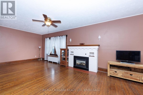 Primary Bedroom - 4864 Simcoe Street, Niagara Falls, ON L2E1V9 Photo 5