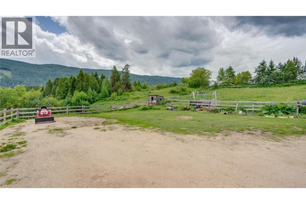 Living room - 4878 Stepney Road, Spallumcheen, BC V4Y0R7 Photo 5
