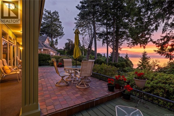 489 Bayview Terr, Qualicum Beach, BC, photo 2