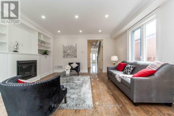 Living room - 48a Leyton Avenue, Toronto, ON M1L3T7 Photo 3