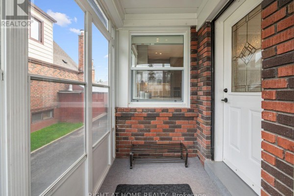 Living room - 49 Amsterdam Avenue, Toronto, ON M4B2B9 Photo 2