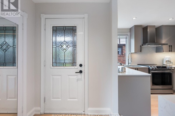 Kitchen - 49 Amsterdam Avenue, Toronto, ON M4B2B9 Photo 3