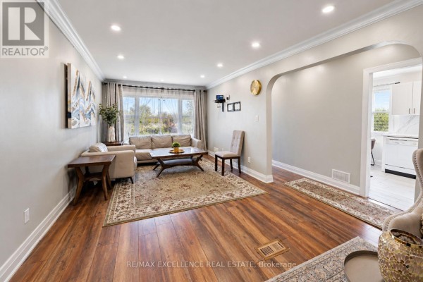 Living room - 49 Barrhead Crescent, Toronto, ON M9W3Z8 Photo 2