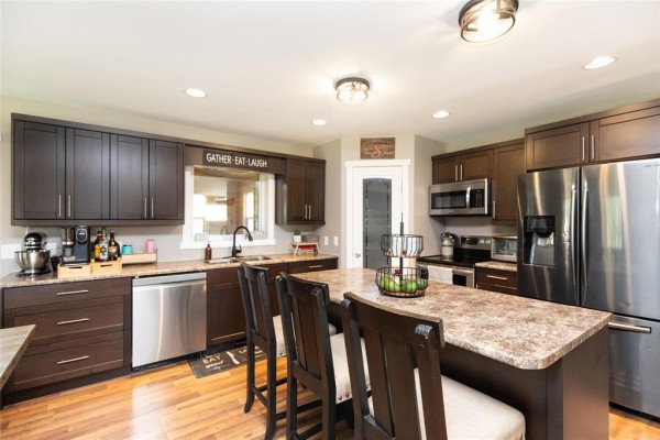 Family room - 49 Brooklyn Bay, Steinbach, MB R0A0W2 Photo 3