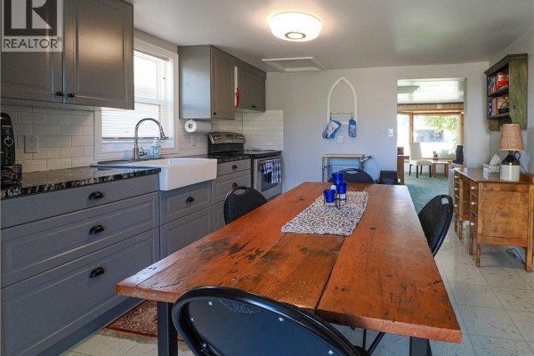 Eat in kitchen - 49 Brown Street, Port Dover, ON N0A1N7 Photo 4
