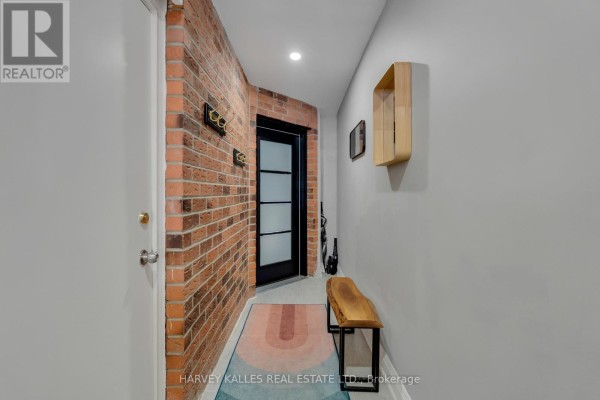 Partial bathroom - 49 Granby Street, Toronto, ON M5B1H8 Photo 4