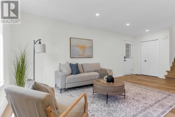 Living room - 49 Grove Avenue, St  Catharines, ON L2P1C9 Photo 5