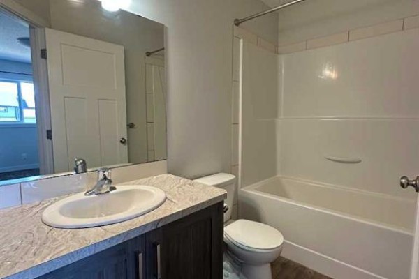 4pc Bathroom - 49 Hawthorn Place, Sylvan Lake, AB T4S0S2 Photo 5