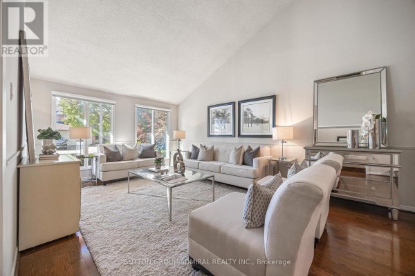 Living room - 49 Hetherington Crescent, Vaughan, ON L4J2M9 Photo 5