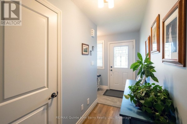 Mud room - 49 Mcintosh Crescent, Quinte West, ON K8V0G1 Photo 4