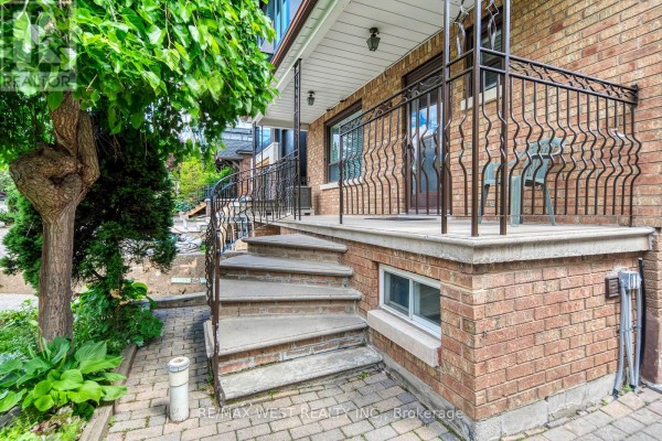 Kitchen - 49 Montcalm Avenue, Toronto, ON M6E4N8 Photo 3