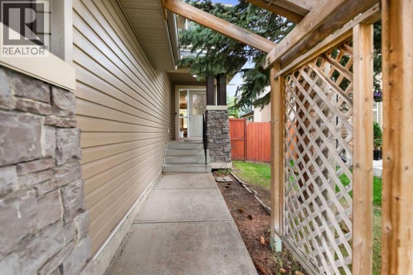 Kitchen - 49 Panamount Rise Nw, Calgary, AB T3K6B6 Photo 4
