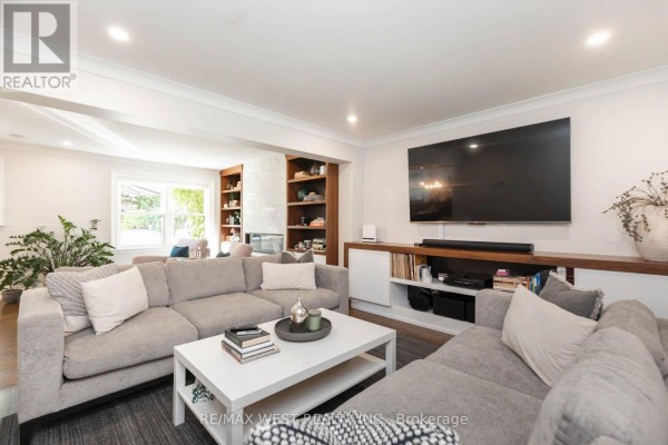 Living room - 49 Winterton Drive, Toronto, ON M9B3G8 Photo 3