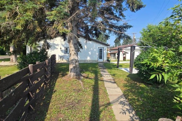 4902 52 Street, Lacombe, AB, photo 2
