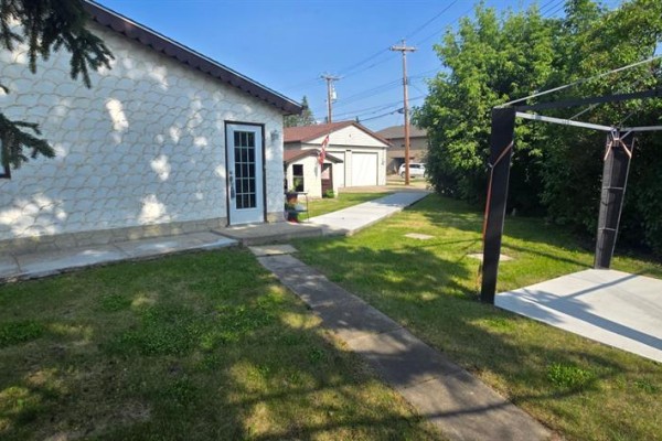 4902 52 Street, Lacombe, AB, photo 3