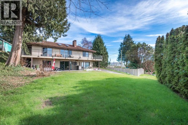 4902 Laurel Avenue, Sechelt, BC, photo 2