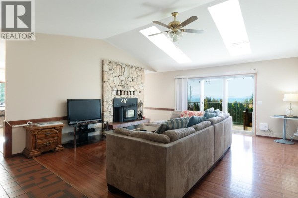 4902 Laurel Avenue, Sechelt, BC V7Z0B7 Photo 5