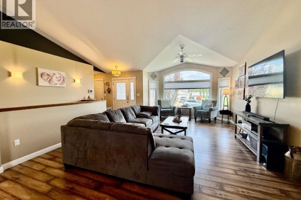 Dining room - 4905 5 Avenue, Chauvin, AB T0B0V0 Photo 3