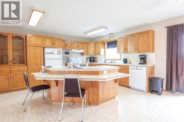 Living room - 4905 82 Street, Stettler, AB T0C2L0 Photo 5