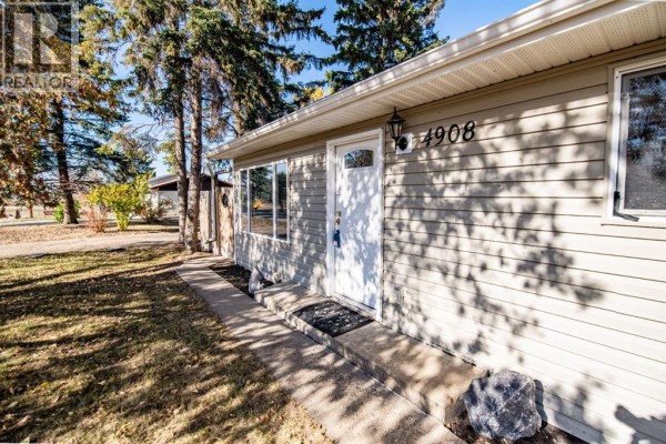 Kitchen - 4908 Moore Street, Blackfalds, AB T0M0J0 Photo 5