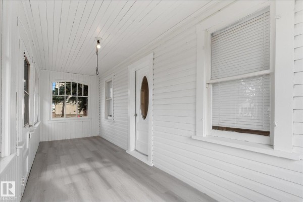 Enclosed porch - 4909 50 St, Legal, AB T0G1L0 Photo 4