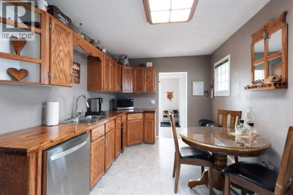 4pc Bathroom - 4910 52 Avenue, Taber, AB T1G1H6 Photo 4