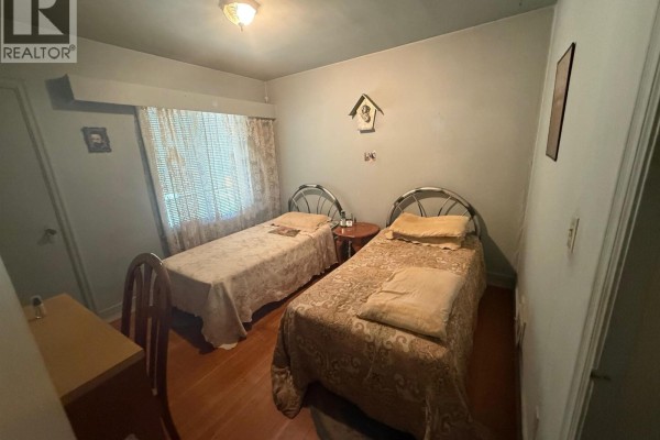 4910 Willingdon Avenue, Burnaby, BC V5G3H8 Photo 4