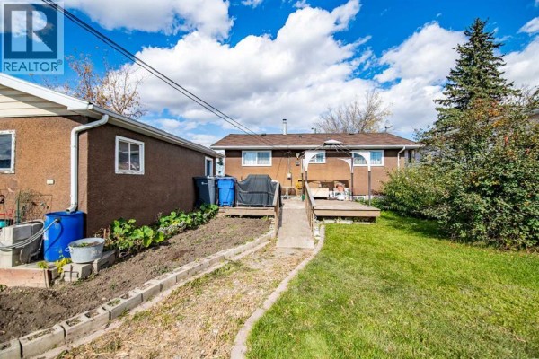 Living room - 4915 51 Avenue, Eckville, AB T0M0X0 Photo 5