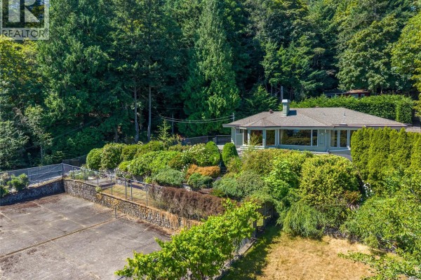 Living room - 4916 Lochside Dr, Saanich, BC V8Y2E4 Photo 2