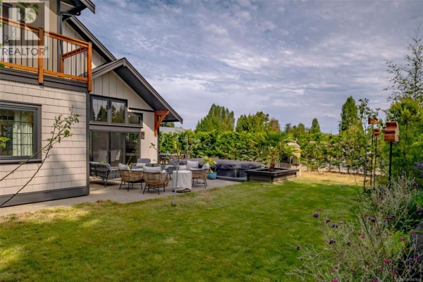 492 Cottage Dr, Qualicum Beach, BC, photo 2