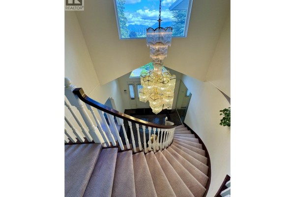 4920 Sardis Crescent, Burnaby, BC V5H3K3 Photo 3