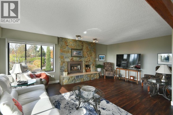 4926 Laurel Avenue, Sechelt, BC V7Z0B7 Photo 2