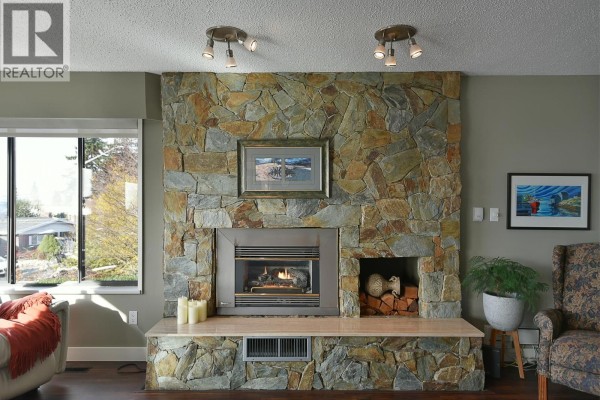4926 Laurel Avenue, Sechelt, BC V7Z0B7 Photo 3