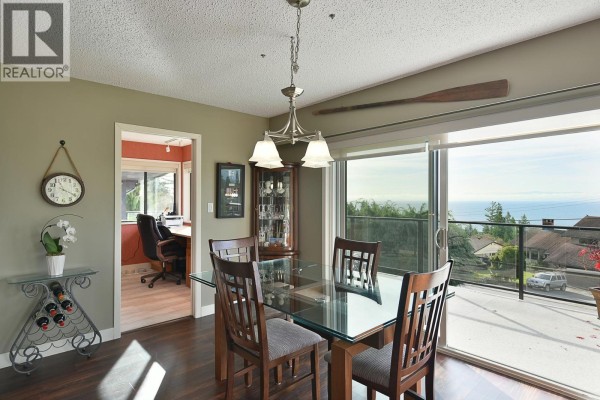4926 Laurel Avenue, Sechelt, BC V7Z0B7 Photo 4