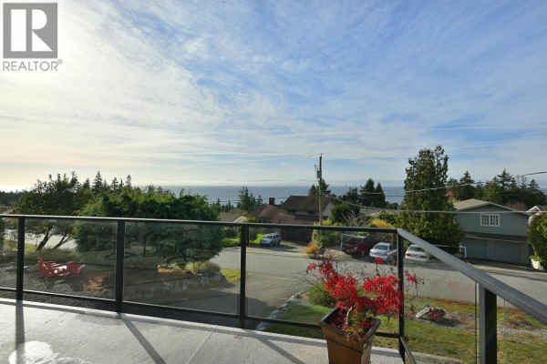 4926 Laurel Avenue, Sechelt, BC V7Z0B7 Photo 5