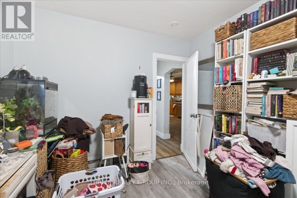 Bookshelves, aquarium, coffee maker, laundry basket - 494 Highbury Avenue N London East