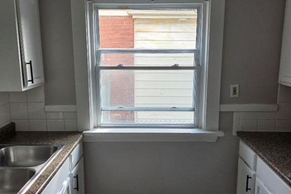 Kitchen - 4940 Armoury Street, Niagara Falls, ON L2E1T1 Photo 4