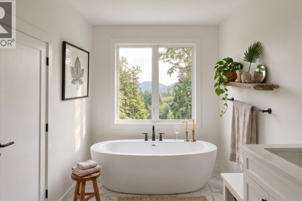 Bathroom - 4943 Dixon Lane, Lantzville, BC V0R2H0 Photo 5